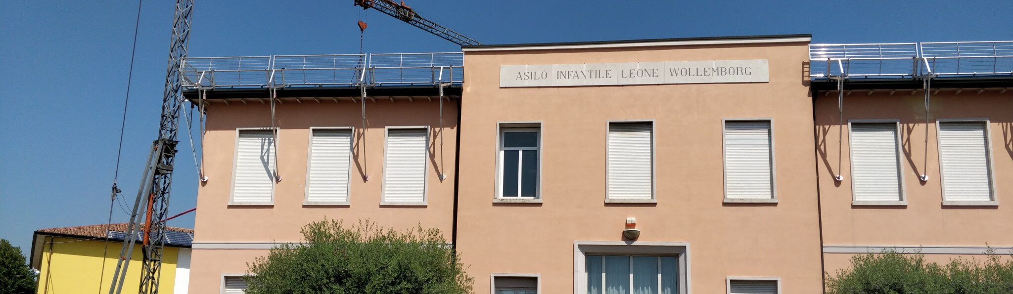 Facciata dell'Infanzia "Wollemborg" con le impalcature per i lavori