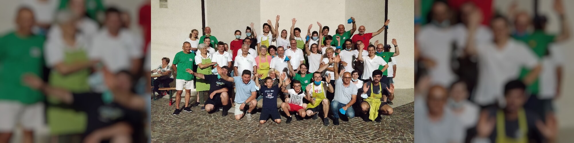 Foto di gruppo dei volontari della festa