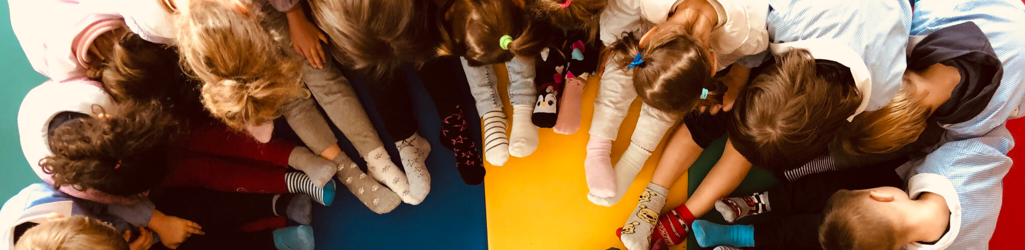 Foto di gruppi con bambini coi calzini spaiati