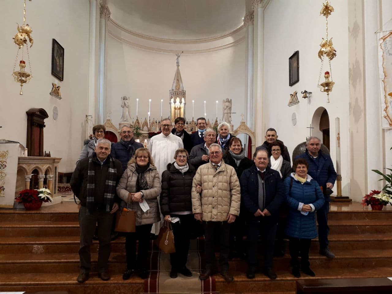 Foto di gruppo coppie che festeggiano anniversario di matrimonio in chiesa a Loreggiola