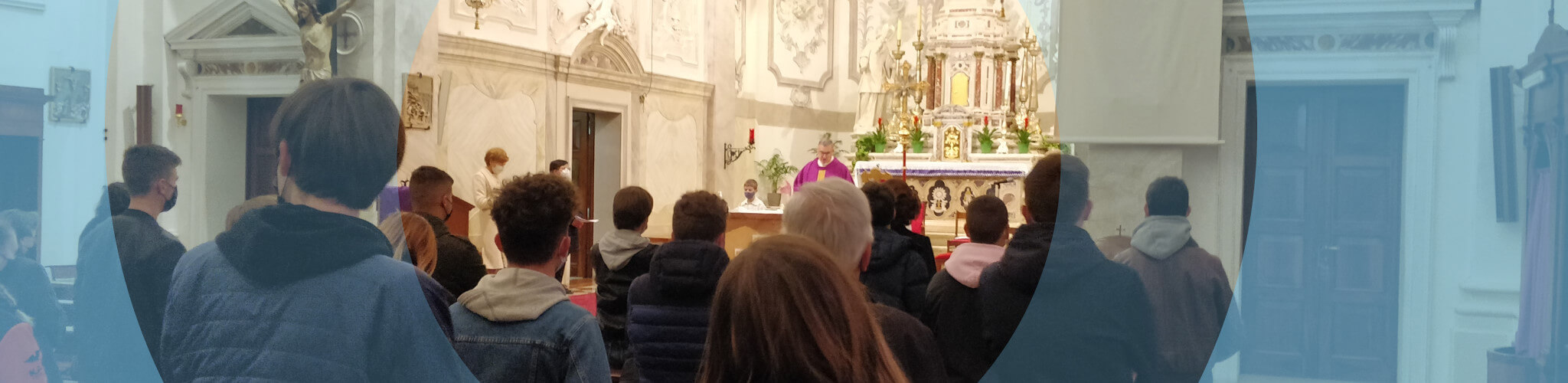 Fedeli durante una celebrazione in chiesa