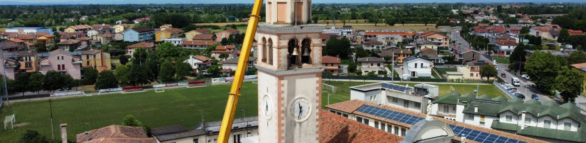 Il montaggio di una delle campane