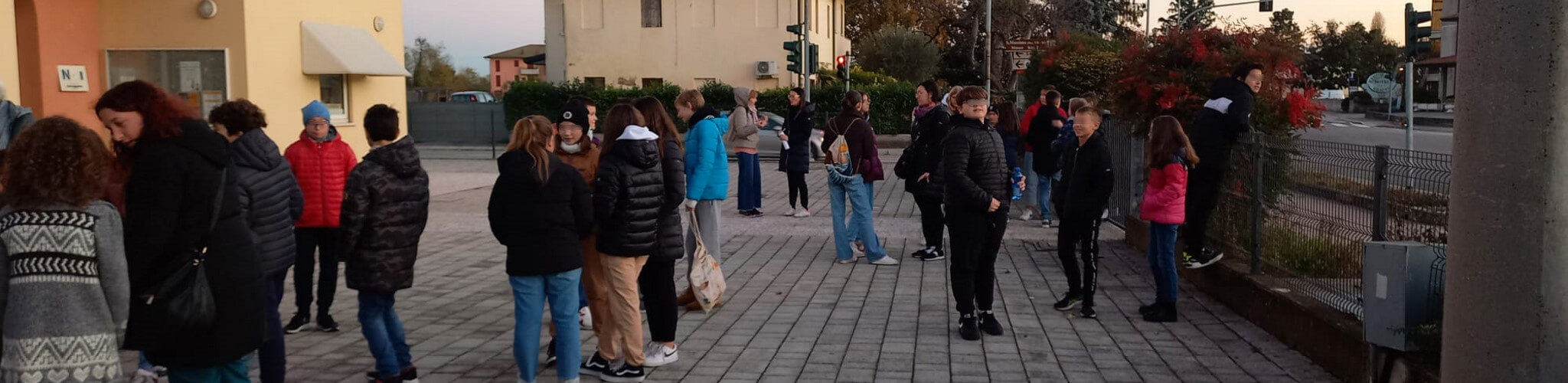 Ragazzi in attesa dell'inizio del catechismo a Loreggiola