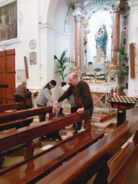 Volontari durante le pulizie in chiesa