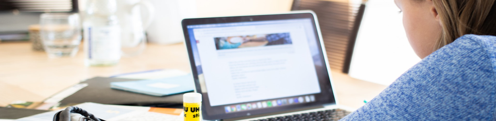 Ragazza che fa i compiti con il computer