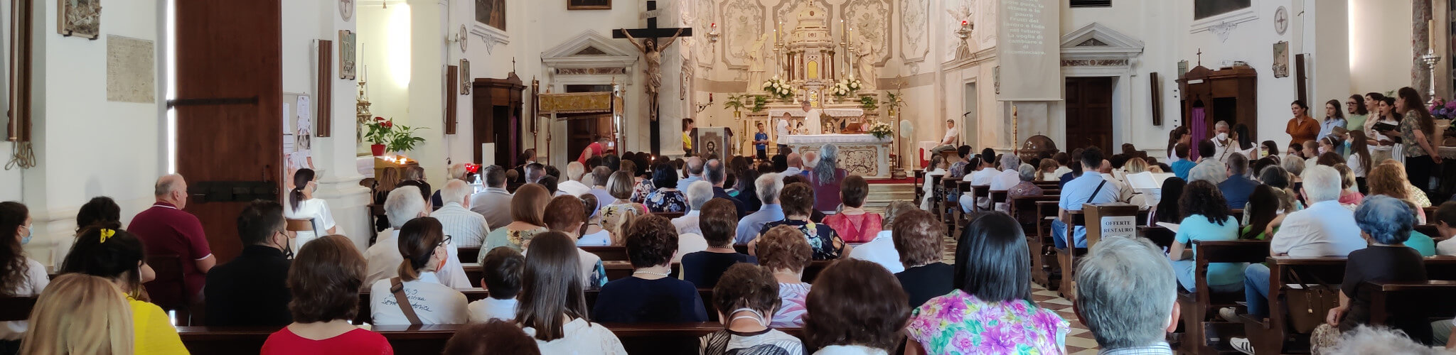 Fedeli durante la santa messa