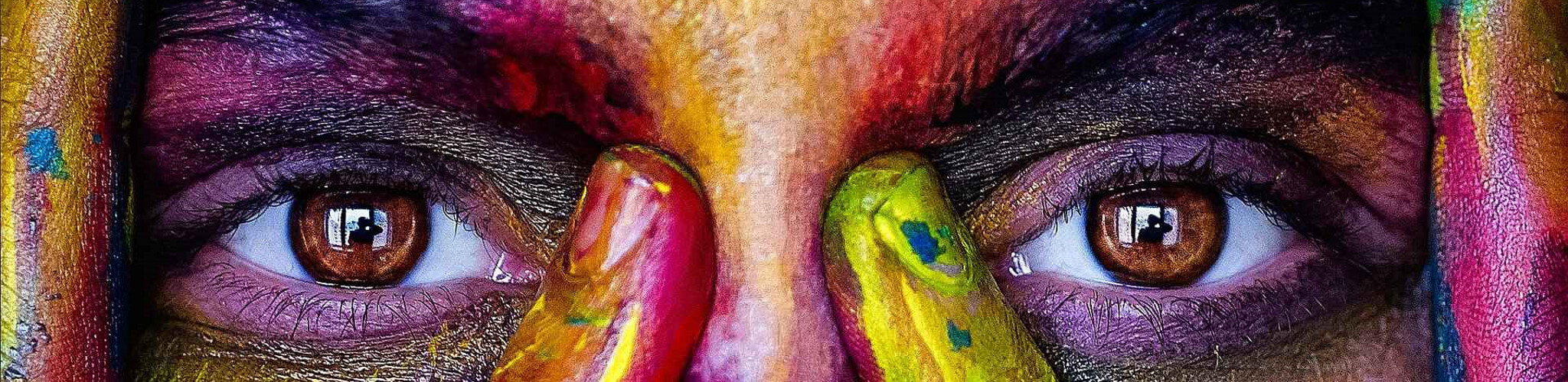Sguardo in un volto multi-colore